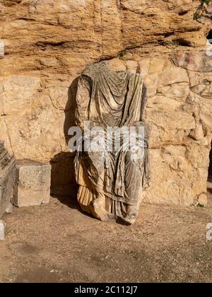 Die Skulptur eines römischen Kaisers, dessen Kopf ersetzt wird, während die Kaiser sich ändern, an der antiken römischen archäologischen Stätte von Dougga (Thugga), Tunesien Stockfoto