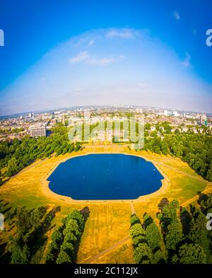 Luftaufnahme des Kensington Palace und des runden Teiches im Hyde Park, London Stockfoto