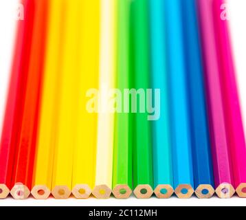 Einige bunte Holzstifte auf weißem Hintergrund Stockfoto