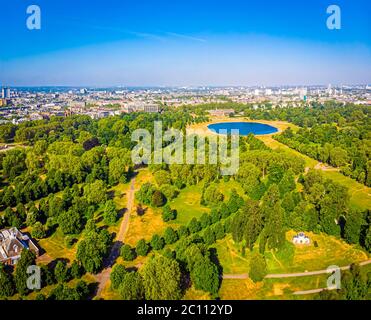 Luftaufnahme des Kensington Palace und des runden Teiches im Hyde Park, London Stockfoto