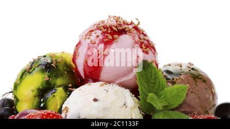 Gemischtes Eis mit Früchten isoliert. Stockfoto
