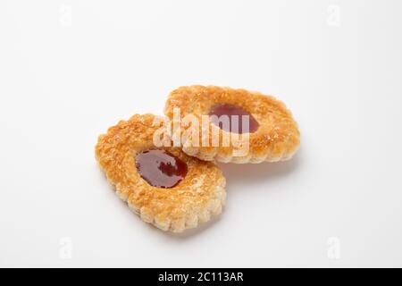 Zwei Kekse mit Marmelade auf weißem Hintergrund Stockfoto