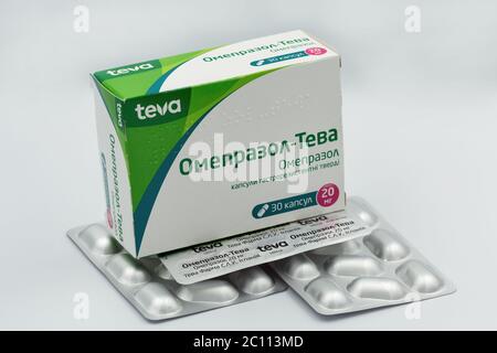 KIEW, UKRAINE - 28. MAI 2020: Gastroenterologie Generikum Omeprazol von Teva, Box und Blasen Nahaufnahme auf weiß. Teva Pharmaceuticals ist eine Amerikanerin Stockfoto