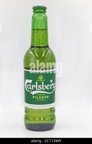 KIEW, UKRAINE - 06. JUNI 2020: Carlsberg dänische Lagerbierflasche aus der Nähe vor weißem Hintergrund. Carlsberg ist die Flaggschiff-Biermarke in Carlsberg Stockfoto