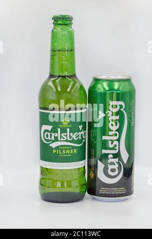 KIEW, UKRAINE - 06. JUNI 2020: Carlsberg Dänische Lagerbierflasche und kann vor weißem Hintergrund zu verschließen. Carlsberg ist die Flaggschiff-Biermarke in ca. Stockfoto