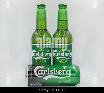 KIEW, UKRAINE - 06. JUNI 2020: Carlsberg Dänische Lagerbier Flaschen und kann vor weißem Hintergrund zu verschließen. Carlsberg ist die Flaggschiff-Biermarke in C Stockfoto