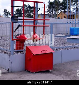 Feuer Schild an der Wand. Primäre Feuerlöschanlagen Ausrüstung gesetzt. Stockfoto