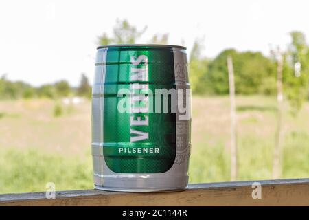 KIEW, UKRAINE - 06. JUNI 2020: Veltins Bier Pilsener Fass Nahaufnahme im Freien. Veltins ist eine Marke der deutschen Brauerei mit Sitz in Meschede-Grevenstein. Stockfoto