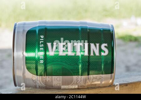 KIEW, UKRAINE - 06. JUNI 2020: Veltins Bier Pilsener Fass Nahaufnahme im Freien. Veltins ist eine Marke der deutschen Brauerei mit Sitz in Meschede-Grevenstein. Stockfoto