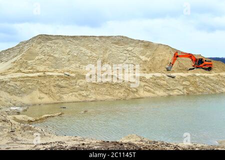 Arbeiten Bagger in einem Steinbruch produziert sand Stockfoto