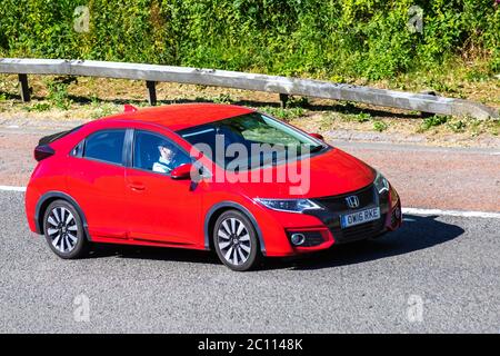 2016 Red Honda Civic i-VTEC SE Plus Navi; Fahrzeuge mit Verkehrsbehinderungen, Fahrzeuge, die Fahrzeuge auf britischen Straßen fahren, Motoren, Fahrzeuge auf der Autobahn M6 Stockfoto