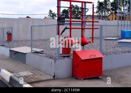 Feuer Schild an der Wand. Primäre Feuerlöschanlagen Ausrüstung gesetzt. Stockfoto