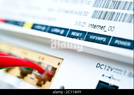 Buchsen und Kabel auf der Rückseite eines Breitband-ethernet-Routers Stockfoto