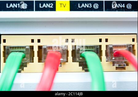 Buchsen und Kabel auf der Rückseite eines Breitband-Ethernet-Routers Stockfoto