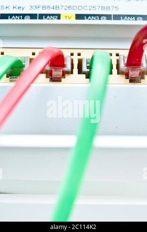 Buchsen und Kabel auf der Rückseite eines Breitband-Ethernet-Routers Stockfoto