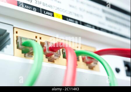 Buchsen und Kabel auf der Rückseite eines Breitband-Ethernet-Routers Stockfoto