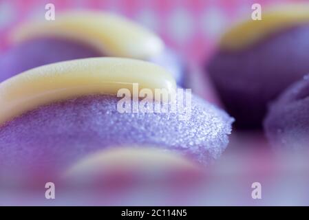 Ube Puto mit Käse.EIN philippinischer Reis Cupcake Muffin mit Rohr lila Yam Geschmack. Stockfoto