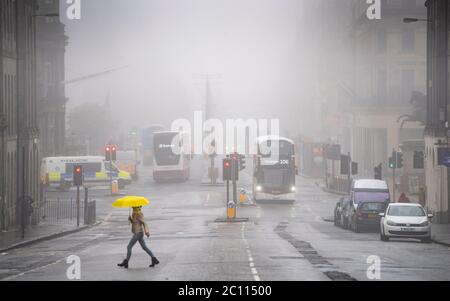 Edinburgh, Schottland, Großbritannien. 13. Juni 2020. Ein dichter Nebel, oder haar, wie es lokal genannt wird, bedeckt die Stadt und verdeckt die Stadt. Dies ist der Blick entlang der Princes Street. Iain Masterton/Alamy Live News Stockfoto