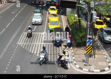Ein Motorrad wackless gegen die Richtung an einer Ampel Stockfoto
