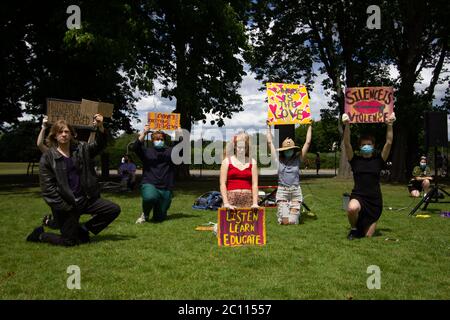 London, Großbritannien. Juni 2020. Protestierende versammeln sich im Alexandra Park, Surbiton, um an einem Protest zur Unterstützung der Bewegung Black Lives Matter teilzunehmen. Lokalisierte Proteste sind an diesem Wochenende in ganz London entstanden, weil rechtsextreme Gruppen im Zentrum Londons Angst vor Gewalt haben. Kredit: Liam Asman/Alamy Live Nachrichten Stockfoto