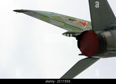 Gattschina, RUSSLAND. Das Überschallflugzeug MiG-21, das zu Ehren des Piloten Efimow in einem Gebiet gegründet wurde, wo die erste Meile Russlands war Stockfoto