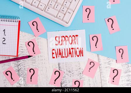 Unterstützung von Word Writing Text Evaluation. Business Foto Präsentation hilft bewerten ein Thema wert oder Significances Schreibwerkzeuge, Computer Zeug und Matte Stockfoto