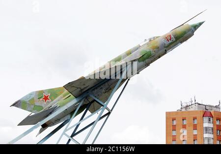 Gattschina, RUSSLAND. Das Überschallflugzeug MiG-21, das zu Ehren des Piloten Efimow in einem Gebiet gegründet wurde, wo die erste Meile Russlands war Stockfoto
