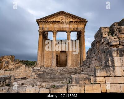 Der Tempel des Jupiter oder das Kapitol, das wichtigste stehende Gebäude der antiken römischen archäologischen Stätte von Dougga (Thugga), Tunesien Stockfoto