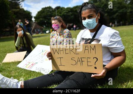 Demonstranten auf Black Lives Matter protestieren auf dem Gelände des Tamworth Castle. Stockfoto