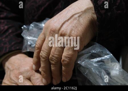 Hand von einer älteren Frau Stockfoto