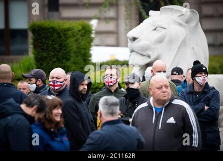 Aktivisten versammeln sich am Kenotaph am George Square, Glasgow, um es vor allen Vandalismus-Angriffen zu schützen, nachdem die Loyalist Defence League Anhänger gebeten hatte, sich zu einer Veranstaltung zum Schutz des Cenotaphs zu versammeln, als Reaktion auf Statuen, die nach den Demonstrationen der Black Lives Matter in ganz Schottland verunreinigt wurden. Stockfoto