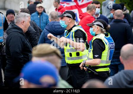 Aktivisten versammeln sich am Kenotaph am George Square, Glasgow, um es vor allen Vandalismus-Angriffen zu schützen, nachdem die Loyalist Defence League Anhänger gebeten hatte, sich zu einer Veranstaltung zum Schutz des Cenotaphs zu versammeln, als Reaktion auf Statuen, die nach den Demonstrationen der Black Lives Matter in ganz Schottland verunreinigt wurden. Stockfoto