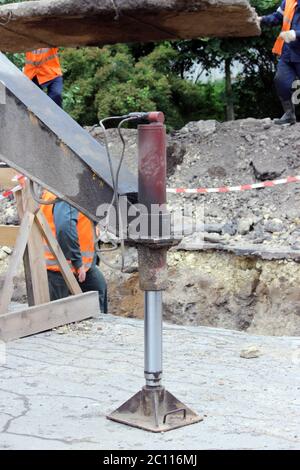 LKW starke Stützen stabilisierende Beine verlängert. Arbeitsbein von einem Kran. Stockfoto