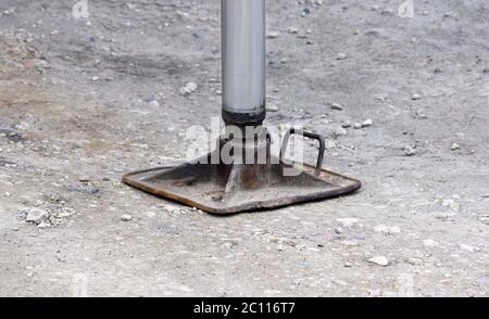 LKW starke Stützen stabilisierende Beine verlängert. Arbeitsbein von einem Kran. Stockfoto