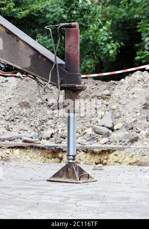 LKW starke Stützen stabilisierende Beine verlängert. Arbeitsbein von einem Kran. Stockfoto