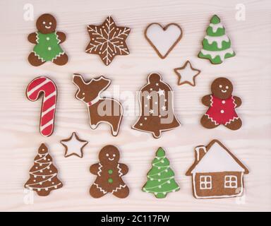 Weihnachten Lebkuchen Cookies auf weißem Holz- Hintergrund Stockfoto