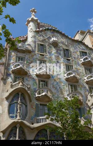 Casa Batllo ist ein Meisterwerk der Moderne des Architekten Antoni Gaudi im Stadtteil Eixample in Barcelona Stockfoto