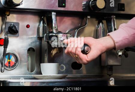 Barkeeper bereitet heißen Espresso auf der Kaffeemaschine zu Stockfoto