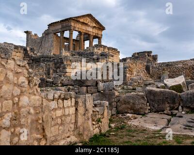 Dramatische Ansicht des Jupitertempels an der antiken römischen archäologischen Stätte von Dougga (Thugga), Tunesien Stockfoto