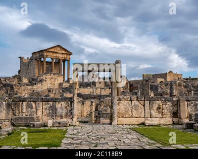 Die antike römische archäologische Stätte von Dougga (Thugga), Tunesien mit seinem gut erhaltenen Jupiter-Tempel, Bögen und Säulen. Stockfoto