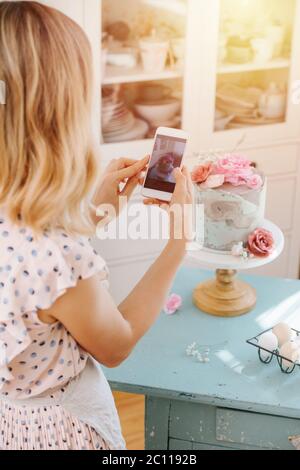 Hausfrau SMS, Foto von süßen Kuchen sie gebacken. Stockfoto