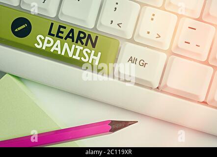 Schreibnotiz, der Spanisch lernen zeigt. Business-Konzept für das Schreiben und Sprechen der Landessprache von Spanien zu trainieren Stockfoto