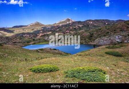 Arsiyan Seen, Hochebenen und Wälder im Bezirk Artvin's Savsat bieten ein erstaunliches Naturbild. Stockfoto