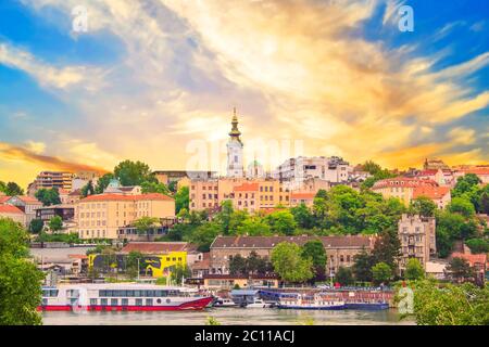 Schöne Aussicht auf das historische Zentrum von Belgrad am Ufer der Save, Serbien Stockfoto