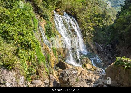 Wasserfall in Cat Cat Cat Dorf in der Nähe von Sapa, Lao Cai, Vietnam in einem Sommertag Stockfoto