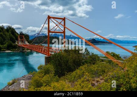 Carretera Austral rote Brücke über den Glacial See in Patagonien Stockfoto