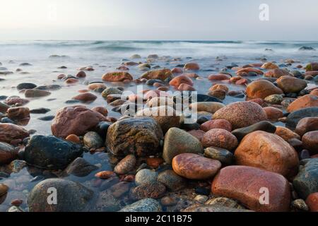 Steinige ruhige Ostsee Strand Seestraine nach Sonnenuntergang Stockfoto