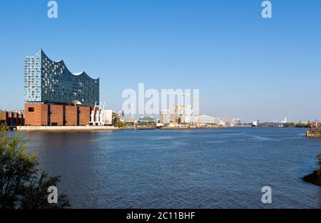 Blick über die Elbe Richtung Elbphilharmonie, Hamburg Stockfoto