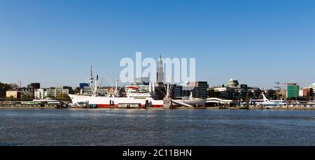 Blick über die Elbe zum Museumsschiff Cap San Diego und zur Michaelis-Kirche, Hamburg Stockfoto