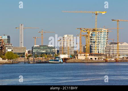 Blick über die Elbe auf eine Baustelle in der HafenCity, Hamburg Stockfoto